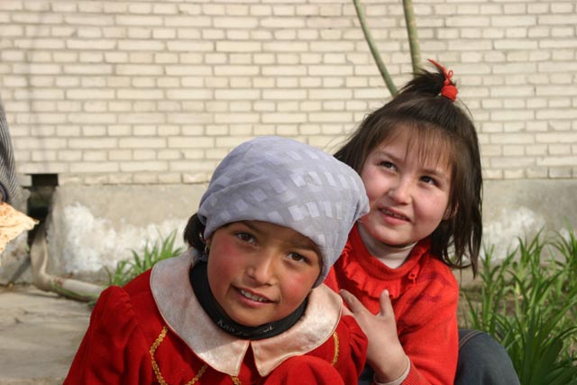 ホータンカーペット工場の子（girls at a carpet factory in Khotan）