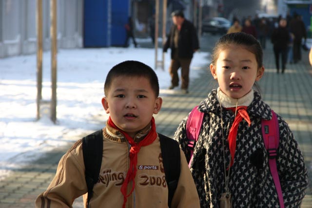ウルムチの朝，学校に向かう子（a girl and a boy going to school in the morning at Urumqi）