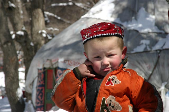 天池でパオに住まうカザフ族の子（a Kazakh boy living in a traditional tent at Tianchi）