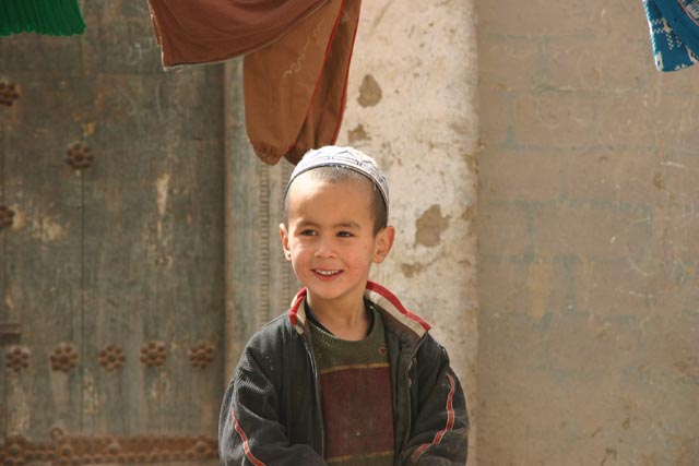 ウイグル帽を被ったヤルカンド宮殿の男の子（a boy wearing a Uyghur cap at Yarkand palace）