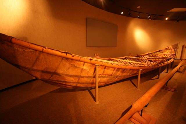 プリンスオブウェールズ博物館に展示された大型カヌー