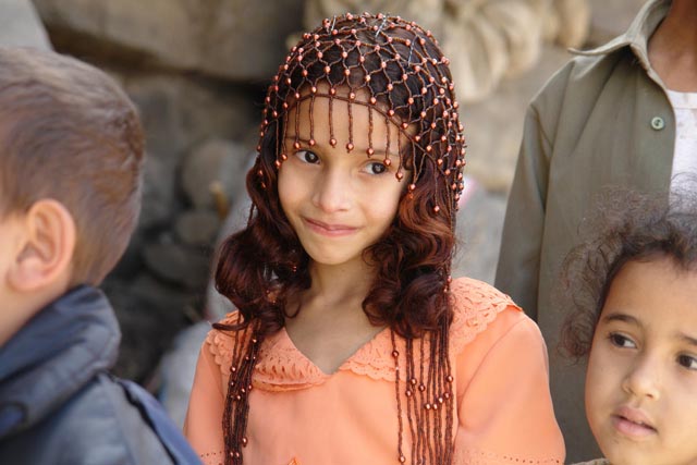 アラビア風アクセサリを着けたハジャラの子（a girl wearing an arabian accessary at Al Hajara）