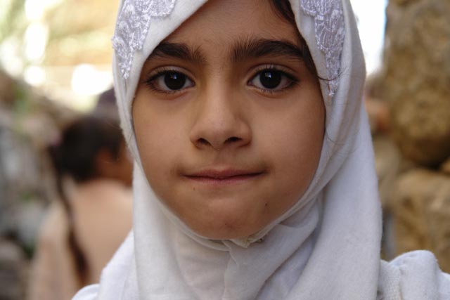 スカーフを着けたハジャラの子（a girl wearing a scarf around her head at Al Hajara）