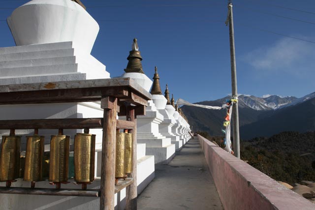 白馬雪山峠の迎賓塔（Guest Stupas at Baimang Xueshan Pass）