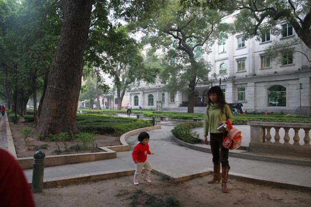 広州沙面で見かけた親子（a girl and the mother at Shamian, Guangzhou）