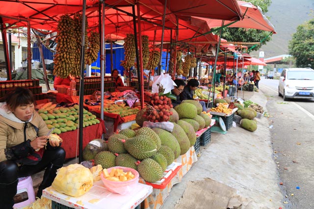 元陽の果物市場（fruits market at Yuanyang）